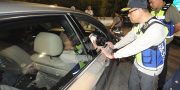 AEDY FADLY Ramli (kanan) mengetuai operasi VEP di laluan keluar CIQ, Bangunan Sultan Iskandar, Johor Bahru.